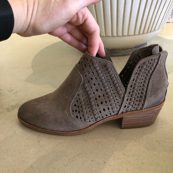 Vince Camuto Prasata Bootie - 6.5 - Picture 5 of 8